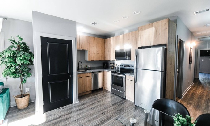 Dillard House | Luxury Villa💚, located only 7 minutes from the French Quarters! Free Parking!