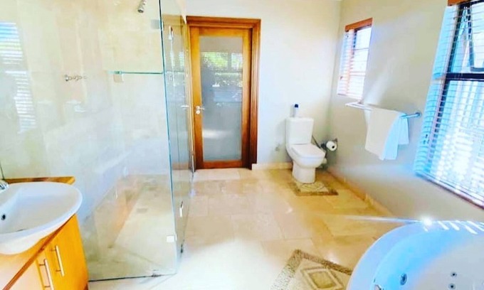 Beacon Bay Villa | Luxury Villa on Beaconhurst Drive 5 minutes to the beach