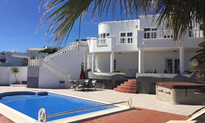 Tias Villa | Luxury Villa Sea Views Heated Pool Jacuzzi Spa Games Room 65" TV VOD & FREE WiFi