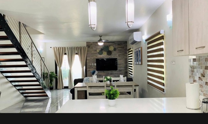 Discovery Bay House | Luxury Villa Townhouse