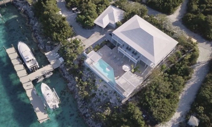 Staniel Cay Villa | Luxury Villa w/Swim Up Pool Bar Outdoor Kitchen & Dockage for the Yacht