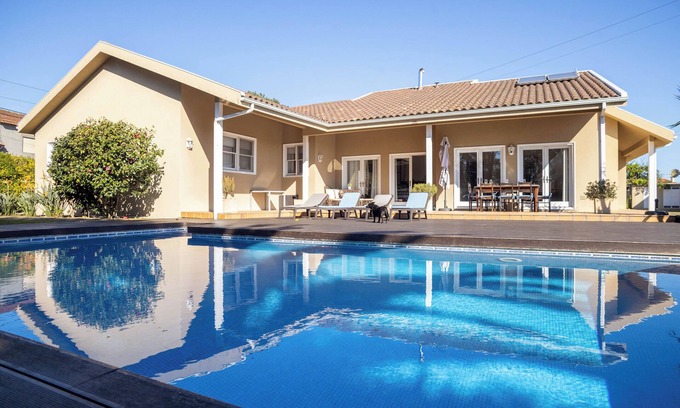Povoa De Varzim Villa | Luxury villa with pool close to the beach