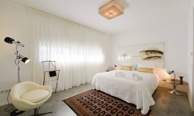 Gale Villa | Luxury Villa with Heated Pool near the Beach