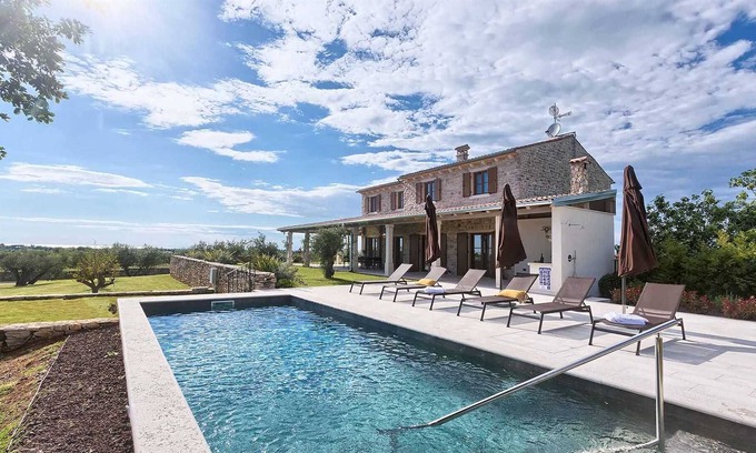 Finida Villa | Luxury villa with a sauna, home cinema and a gym