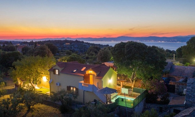 Dol House | Luxury villa with a swimming pool Škrip, Brač (K-17350)