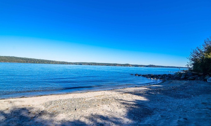 Campbell River Villa | Luxury Villa With Hot Tub & Private Sandy Beach.