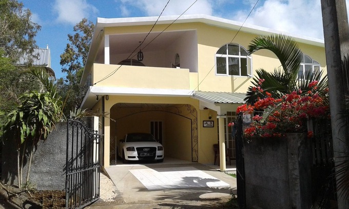 Mont Choisy Villa | Luxury villa with garden.