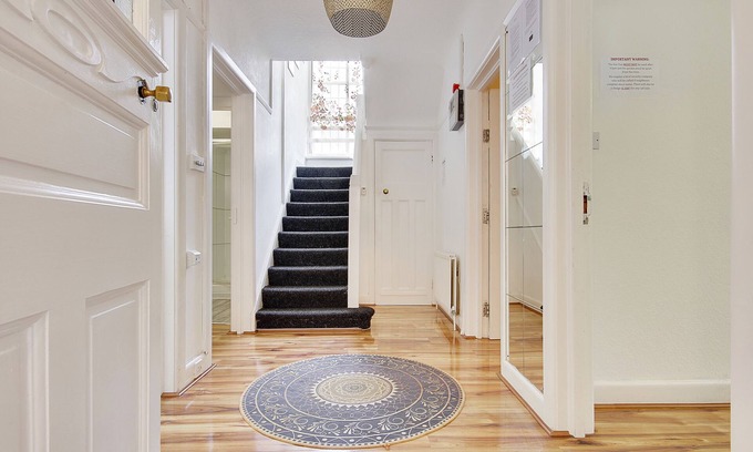 Bournemouth City Centre Villa | Luxury Villa with Hot tub - near to the beach & city centre