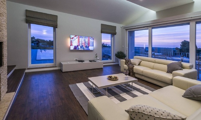 Selina Cottage | Luxury villa with infinity swimming pool, outdoor jacuzzi and garden