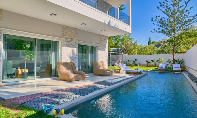 Vouliagmeni Villa | Luxury Villa with Pool,BBQ and Garden Vouliagmenin
