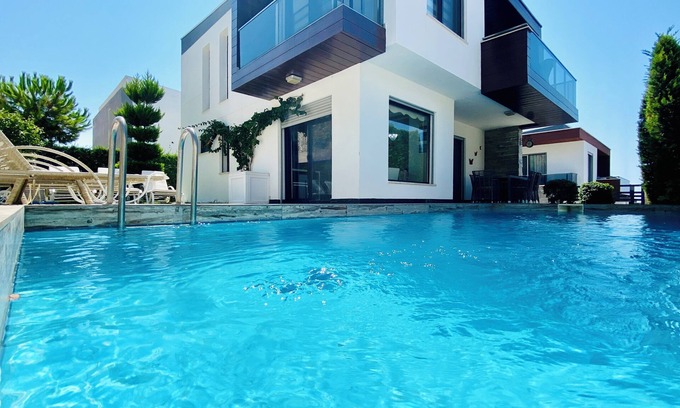 Kadnlar Denizi Mahallesi Villa | Luxury Villa with private pool '' Flamingo 7'' !! Near the beach!Private parking