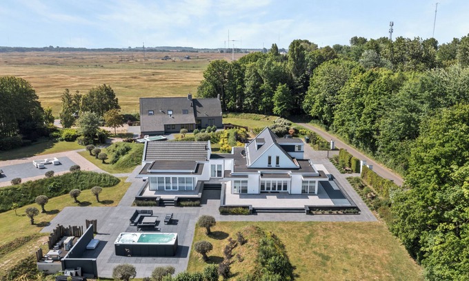 Ouddorp Villa | Luxury villa with XXL JACUZZI for max. 16 persons.