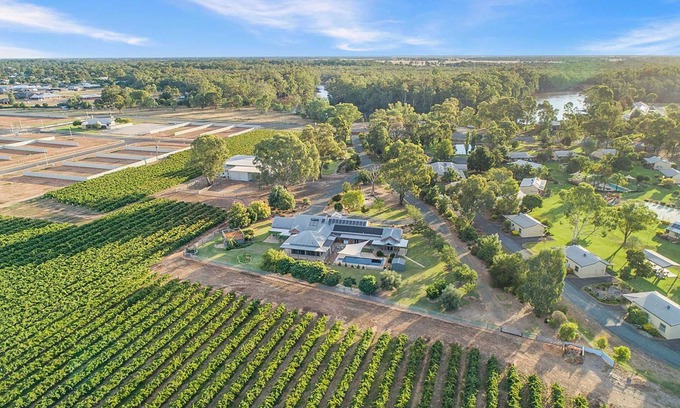 Moama House | Luxury Vineyard Estate | Pool | 5 Bedrooms