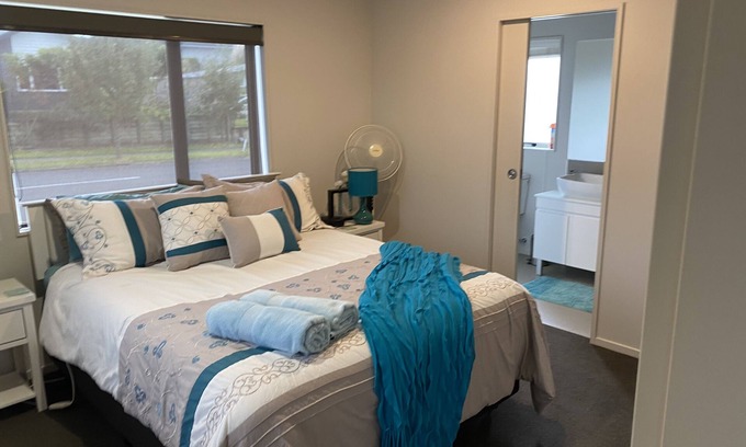 Hamilton Bed & Breakfast | Luxury warm and sunny one bedroom unit in handy location, sleeps two.