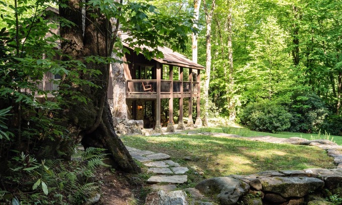 Robbinsville Cabin | Luxury Waterfall Lodge & Guest House with Firepit, Hiking Trails, WiFi, Creek