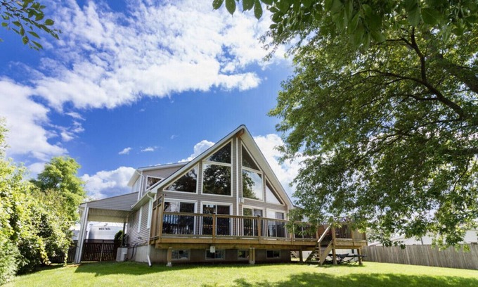 Adolphustown House | Luxury Waterfront Cottage!