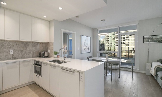 Lower Lonsdale Apartment | Luxury Waterfront Condo in Lower Lonsdale