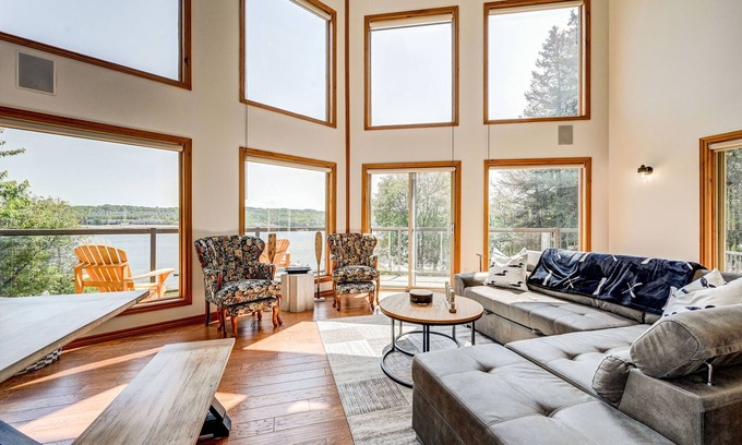 Penetanguishene Cottage | Luxury Waterfront Paradise with sauna and hot tub!