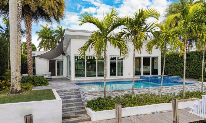Fort Lauderdale House | Luxury Waterfront Home w/Pool, Hot Tub & Dock Near Las Olas | Gulfstream