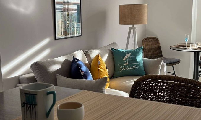Pontaillac Apartment | Luxury Waterfront Apartment with Beach Access in Pontaillac - Sleeps 4