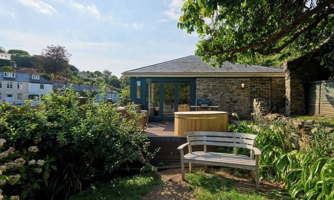 Salcombe Cabin | Luxury Waterfront Boathouse with Hot Tub, Private Garden & Alfresco Kitchen