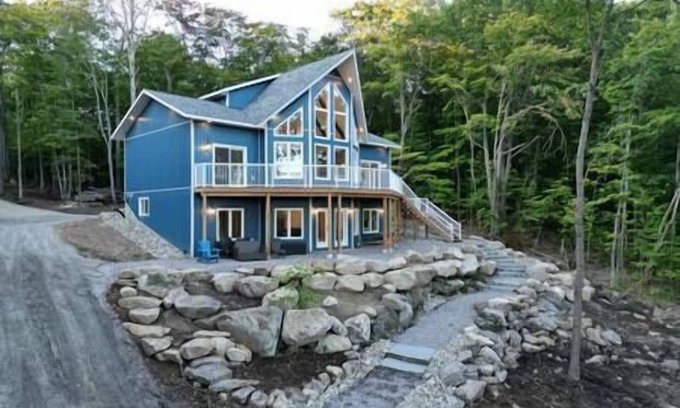 Armour House | Luxury Waterfront Cottage on Little Doe Lake