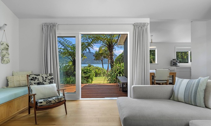 Moetapu Bay House | Luxury Waterfront Retreat at Mahau Sound