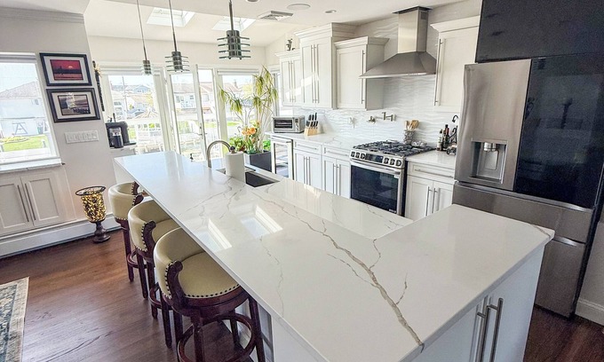 Seaford House | Luxury Waterfront Ryder Cup Home <9 miles from Bethpage Black w/hot tub