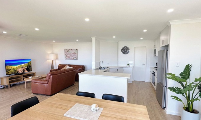 Kalbarri Villa | Luxury Waterfront | Sleeps 4 | Resort Pool | Wifi