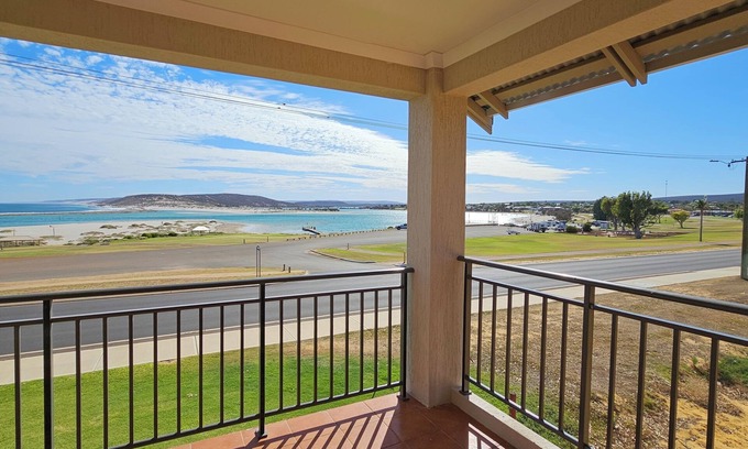 Kalbarri Villa | Luxury Waterfront | Sleeps 4 | Resort Pool | Wifi