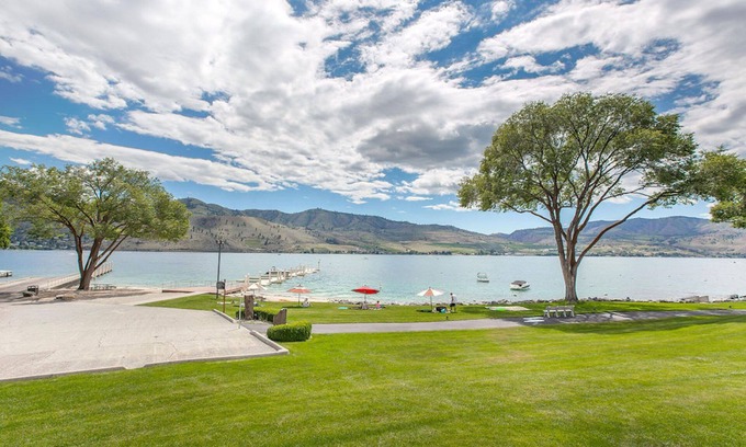 Chelan Condo | Luxury waterfront townhouse w/sandy beach outside your patio door! WOW!