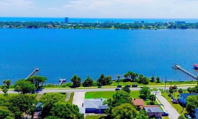 Holly Hill House | Luxury Waterfront Retreat near Daytona Beach