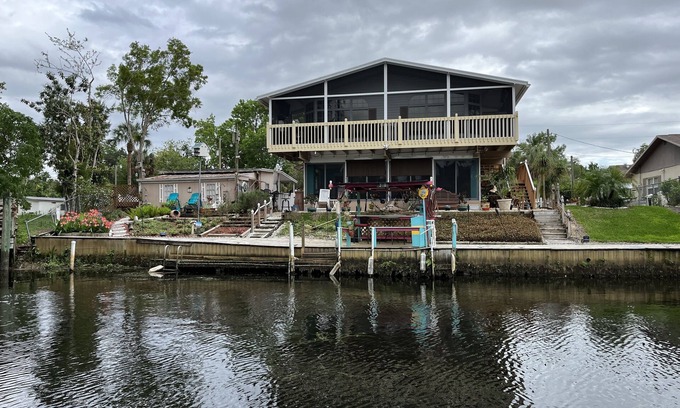 Weeki Wachee Gardens House | LUXURY WATERFRONT, KING SUITE & QUEEN SUITE, 3 full bathrooms, kayaks, modern