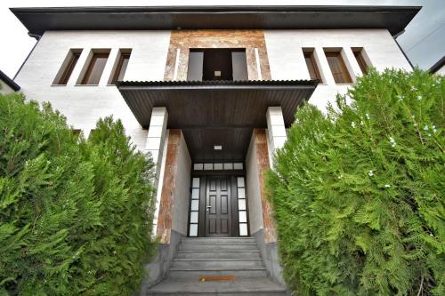 Arabkir Villa | Luxury White House In Yerevan
