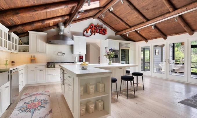 Woodstock House | Luxury Woodstock Retreat: 11 Acres of Bliss w Pool