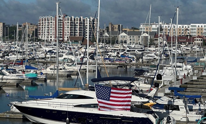 East Town Boat Rental | LUXURY YACHT IN DOWNTOWN MILWAUKEE 3BR, KITCHEN, FLYBRIDGE, AMAZING VIEWS!