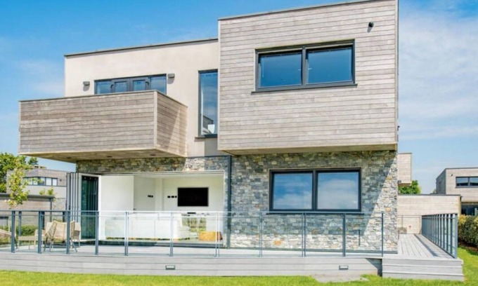 Hayling Island Villa | Luxury Yachthaven Living - Modern 5 Bedroom Home Sea Views