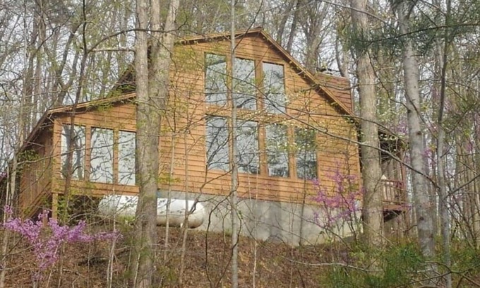 Denniston Cabin | LuxuryCabin! Hottub Wi-fi PoolTable ChaletWindows 4SeasonsSunroom BabuThe9ftBear