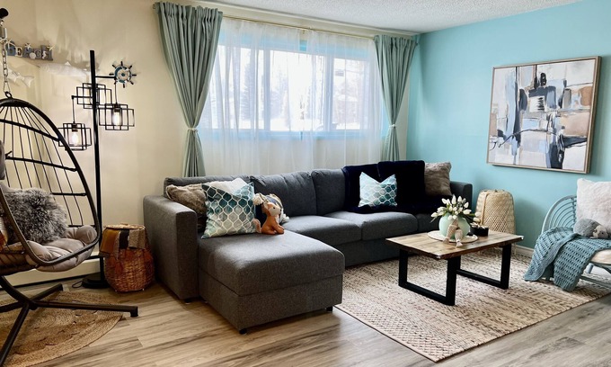 Southeast Edmonton Apartment | Luxury★King Beds ★Whyte Ave ★Smart Home ★Free Parking