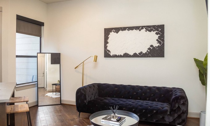 The Galleria Apartment | Luxx Galleria w/King bed + pool views