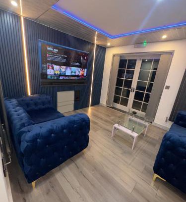 Brunel Apartment | Luxxe House with Hot tub and Pool table