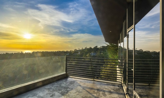 Carmel House | Lx 70 contemporary luxury estate earth and sky