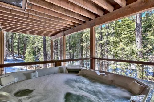 Kingswood Estates House | Lx22 Lake Tahoe north shore 4 bed cabin hot tub