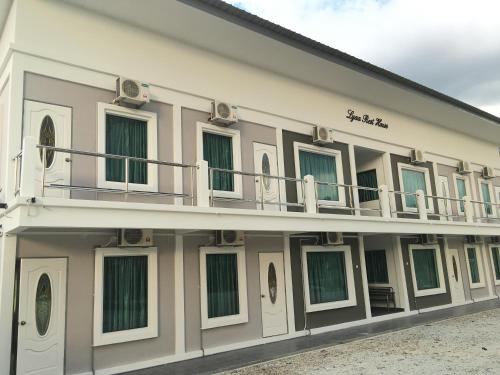Air Hangat House | Lyaa Resthouse