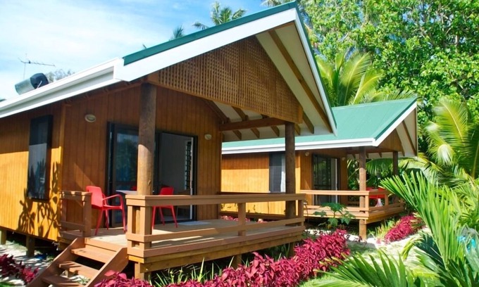 Tapere of Titikaveka Cottage | Lyas Bungalow 2 - The best snorkeling across the road