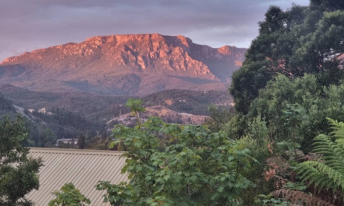 Queenstown House | Lyell: Character, views, comfort, air-conditioned, quiet yet close to towncentre