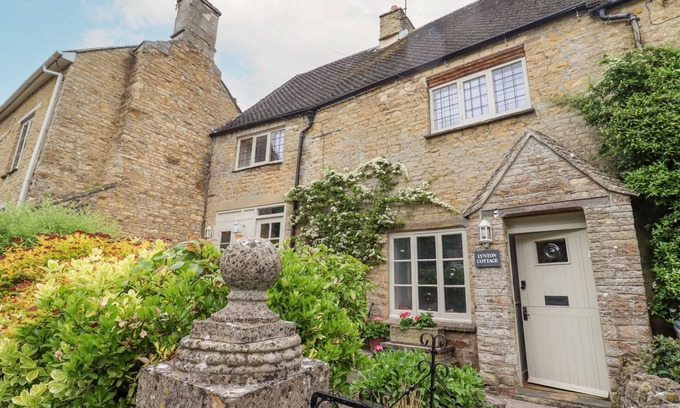 Enstone Cottage | LYNTON COTTAGE, pet friendly, character holiday cottage in Enstone