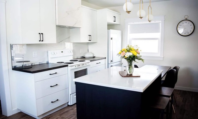 Virden House | Lyons Manor Rest & Relax, Golf Hockey Curl & Shop Newly Renovated CharacterHome