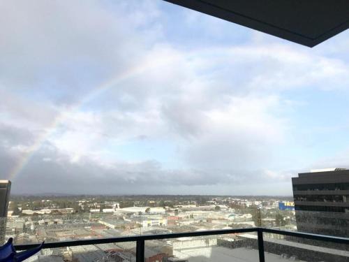 Clayton Apartment | M-city shopping center Apartment - Executive Twin King Ensuites - Infinite Sky View - Fully equipped - Free Parking, fast Wifi, smart TV plus Netflix, complementary drinks & amenities - Clayton 3168