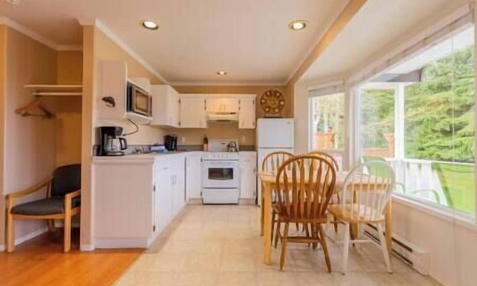 Alert Bay Cabin | (M) Deluxe Double Bedroom Cabin (non pet friendly)